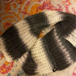 Neutral infinity scarf
